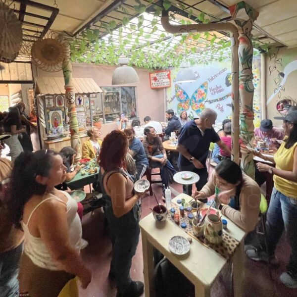 Ceramicas-a-puro-pincel-experiencia-pintar-ceramica-en-el-carmen-de-viboral-1024x1024