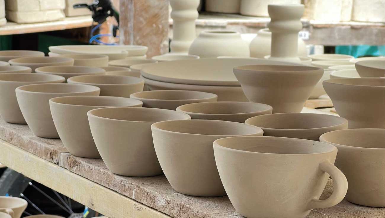 Ceramicas-historia-hecha-a-puro-pincel-ceramicas-En-el-carmen-de-viboral-1300x737-